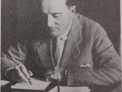 A volere la sua realizzazione fu la Gazzetta di Puglia, fondata nel 1922 dal giornalista Raffaele Gorjux 